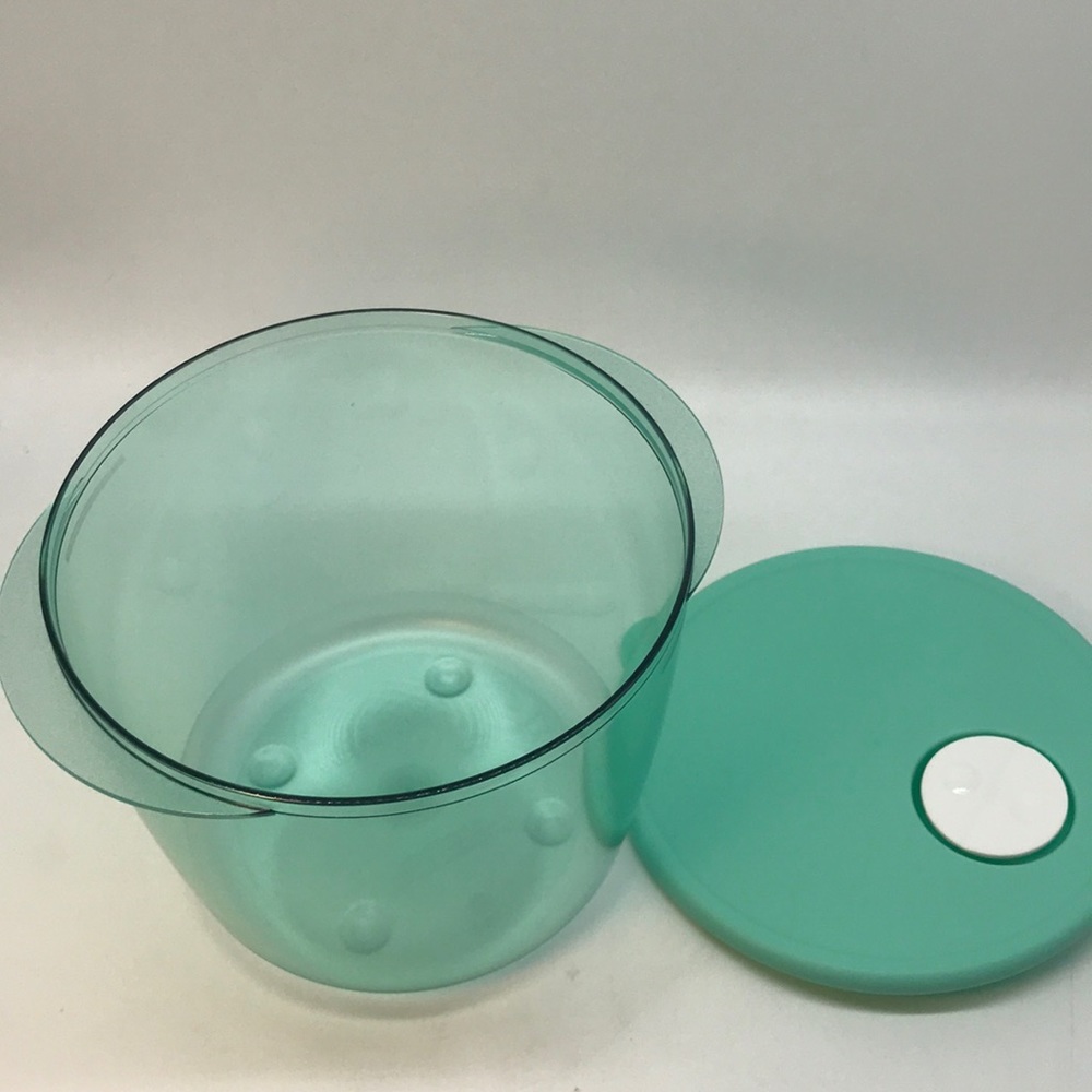 Tupperware CrystalWave Round Plus Containers 2-PC - Picture 10 of 16